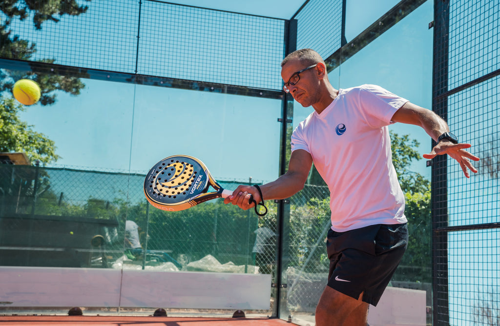 Jouer au padel en été : comment rester performant quand il fait chaud ?
