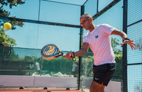 Jouer au padel en été : comment rester performant quand il fait chaud ?