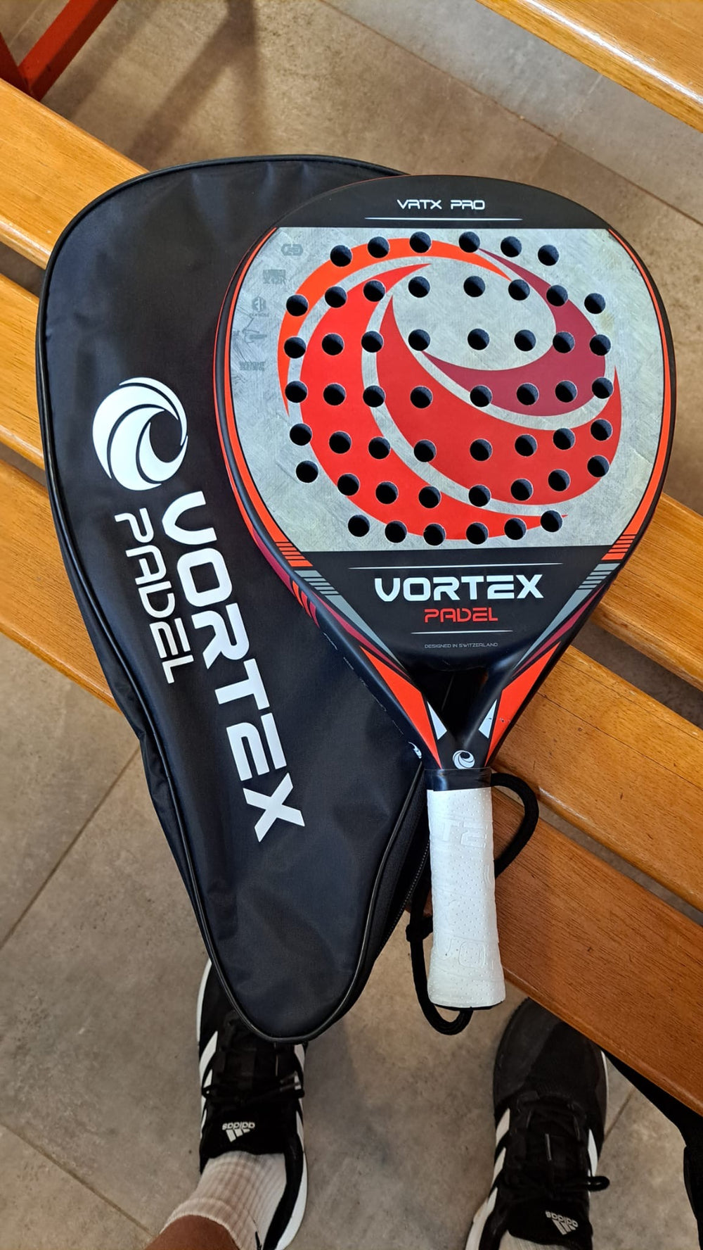 Image d'un client jouant avec la raquette VRTX pro