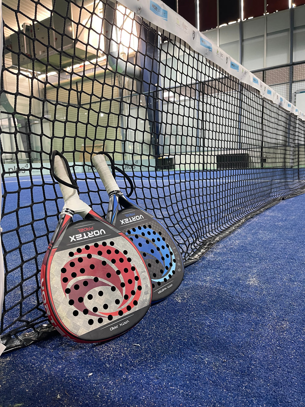 Image d'un client jouant avec la raquette VRTX pro
