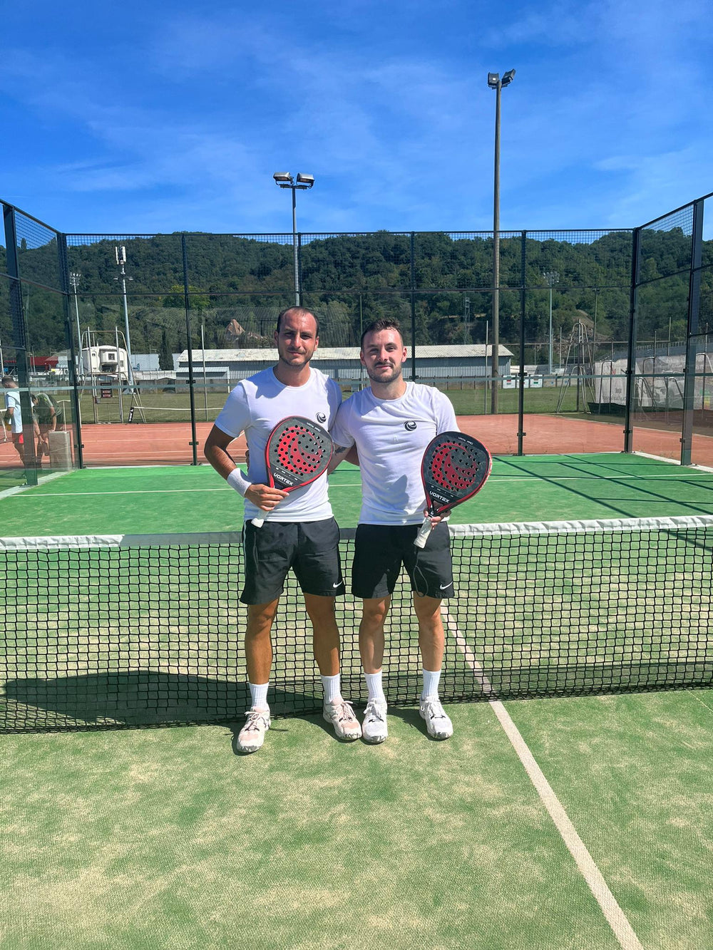 Image d'un client jouant avec la raquette VRTX pro