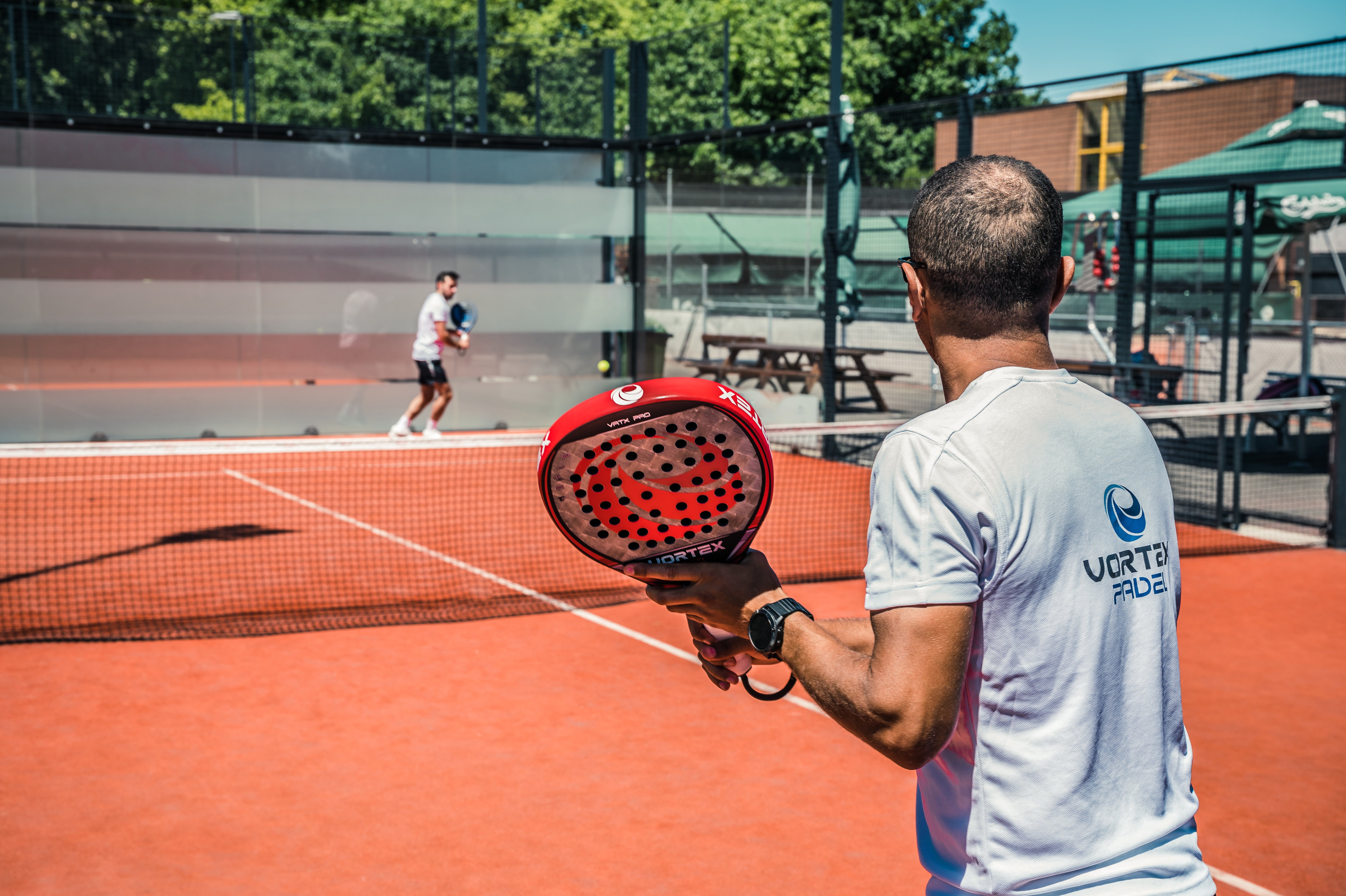 Joueur jouant au padel avec la raquette VRTX Pro à Lausanne en Suisse