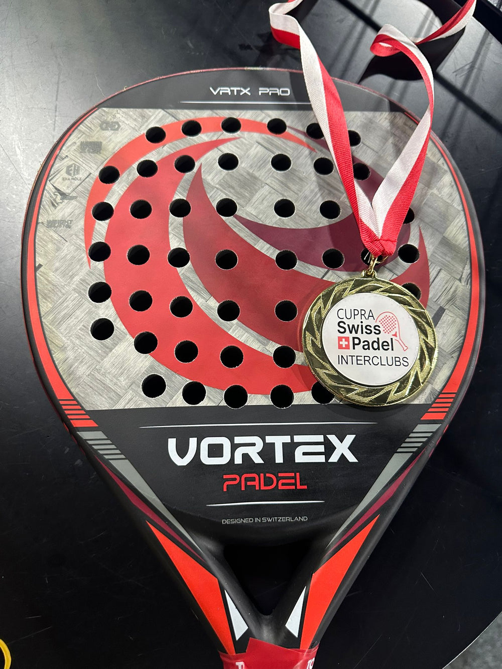 Image d'un client jouant avec la raquette VRTX pro